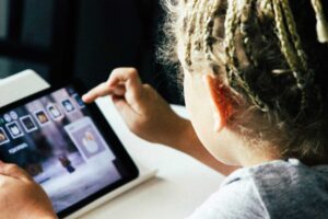 Blog Doctoome | Jeunes enfants : L'exposition aux écrans le matin augmenterait les troubles du langage